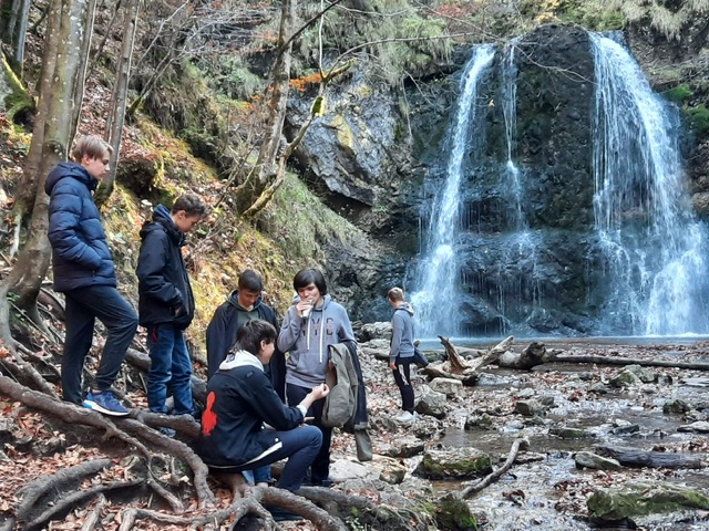 Schüler am Fuße der Josefstaler Wasserfälle